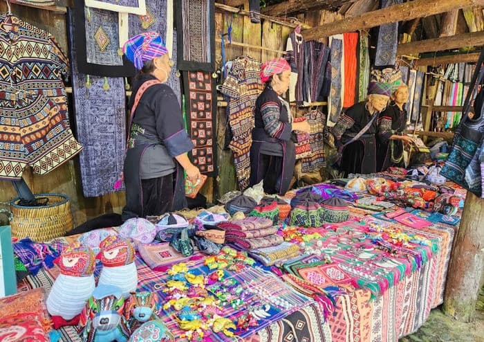 Mua đồ tại khu du lịch bản cát cát sa pa