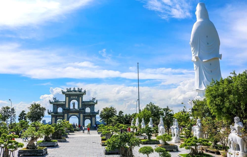 Giữ gìn sự trang nghiêm khi du lịch tâm linh tại chùa Linh Ứng