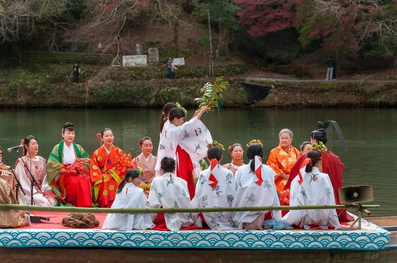 lễ hội lá đỏ