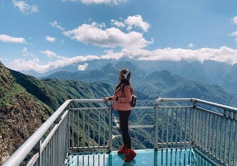 đi bộ trên cầu kính rồng mây