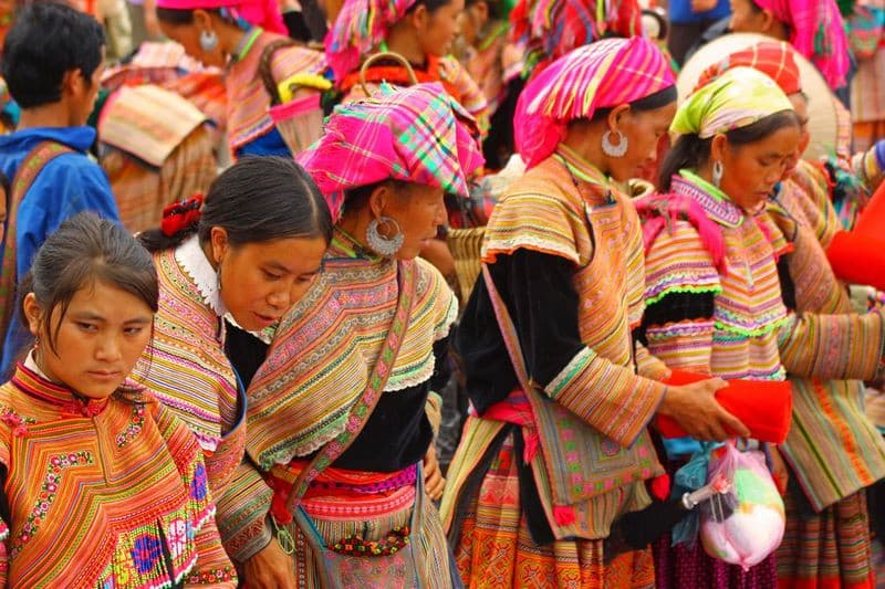 trang phục dân tộc Ý Linh Hồ