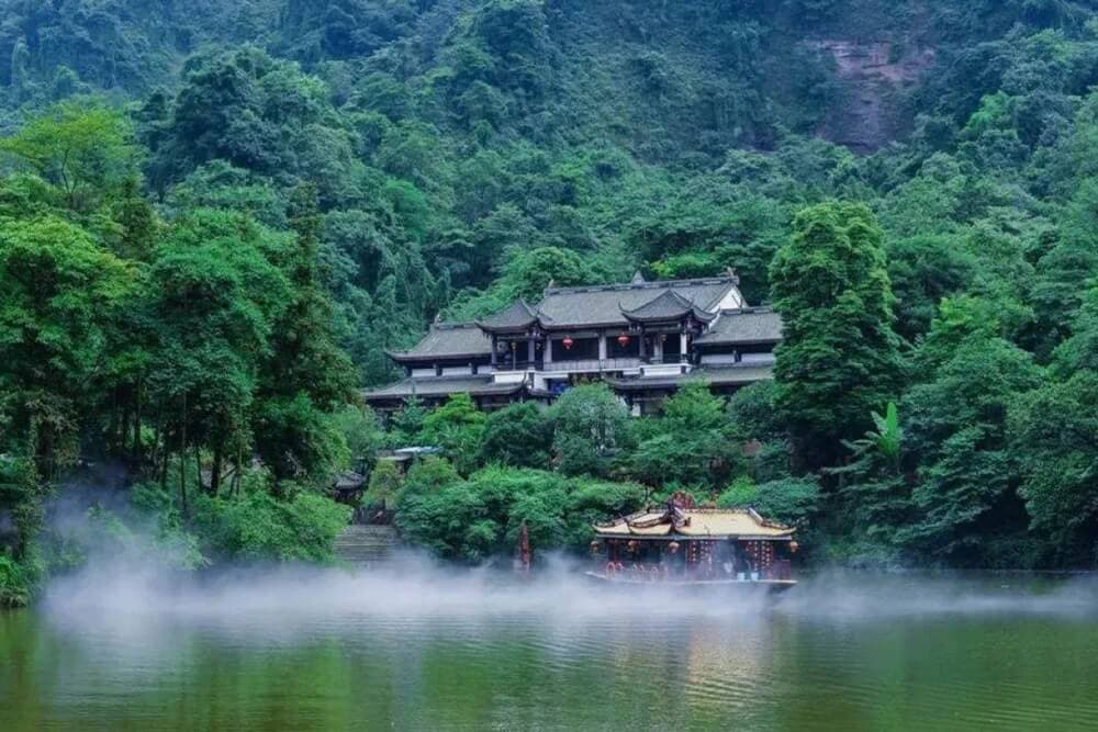 tham quan núi thanh thành