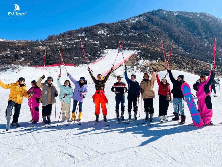 nên trang bị trang phục và giữ ấm đầy đủ khi trượt tuyết ở Gia Cô Sơn