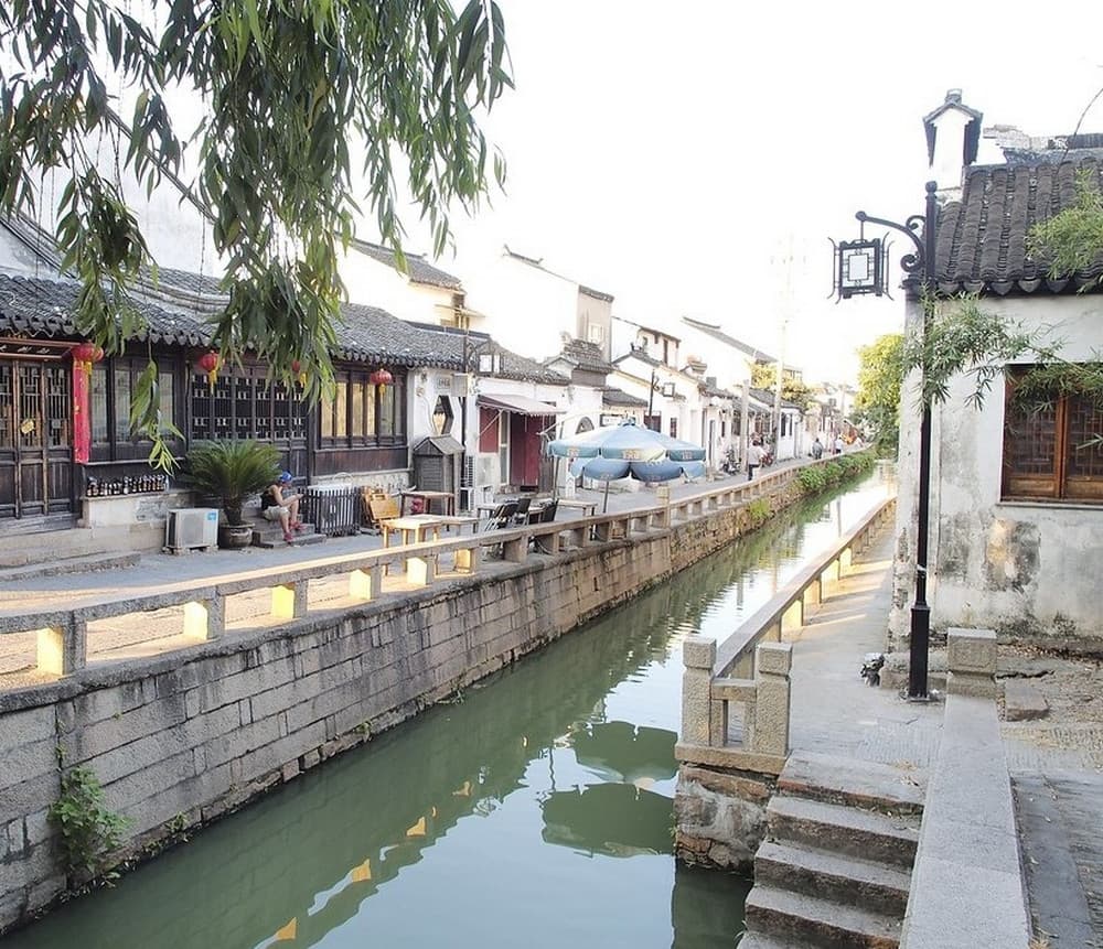 tản bộ trên phố cổ Bình Giang