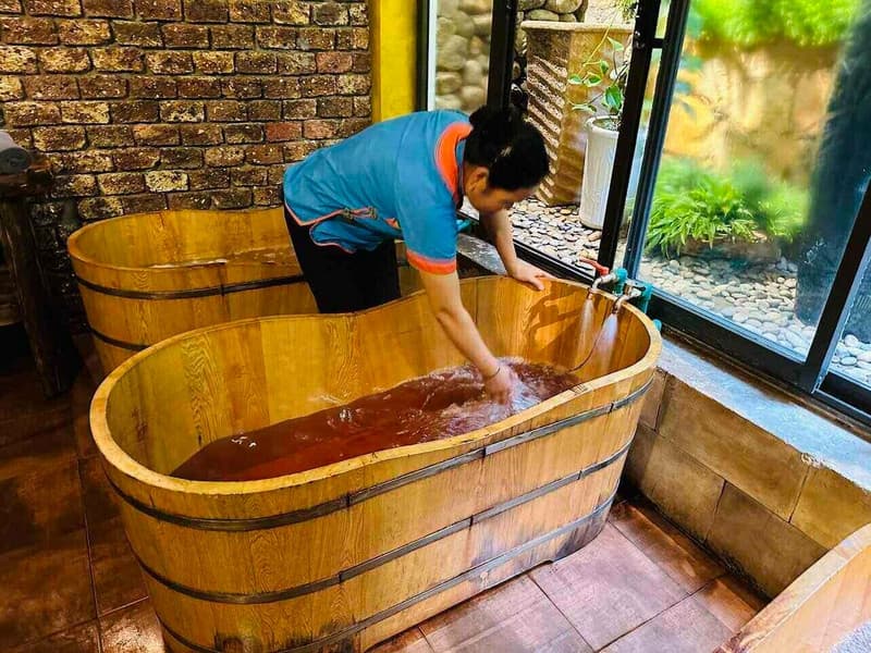 tắm lá thuốc tại bản thái