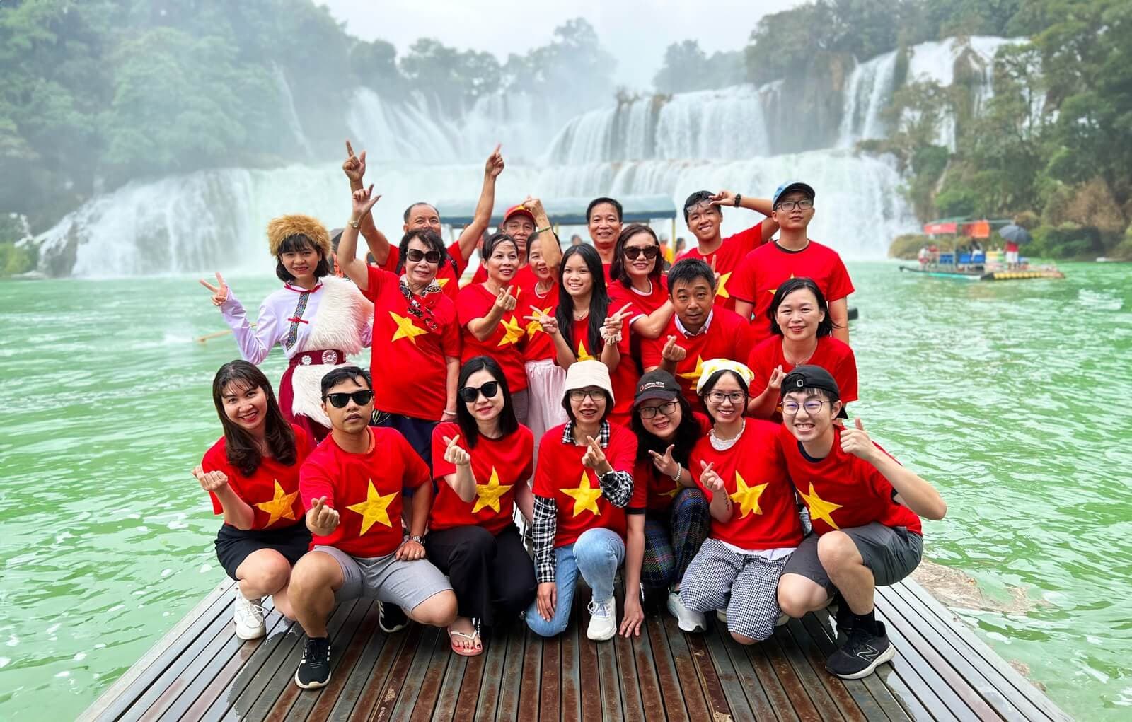 du khách check-in Thác bản giốc