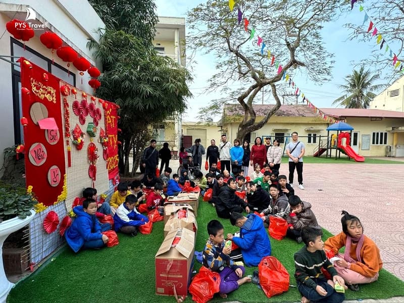 PYS Travel trao quà tận tay cho các hoàn cảnh khó khăn