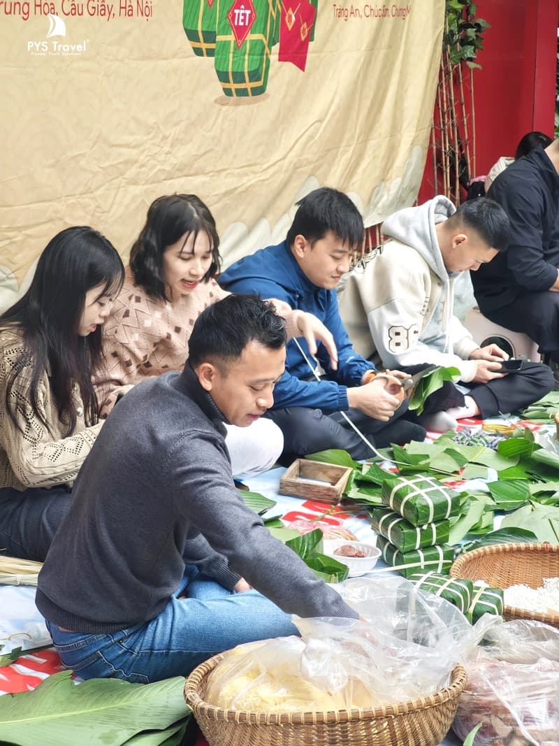 Rất đông thành viên tham gia chương trình gói bánh chưng