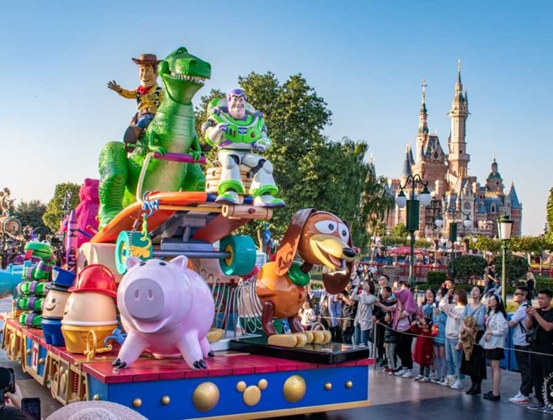 diễu hành đặc sắc trai-nghiem-disneyland-thuong-hai.jpg