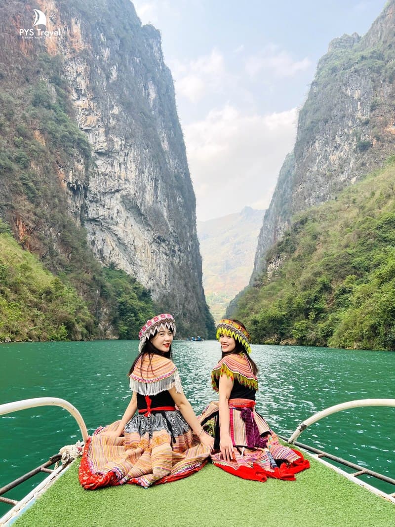 Sông Nho Quế - Hà Giang Du khách đi thuyền tham quan Sông Nho Quế