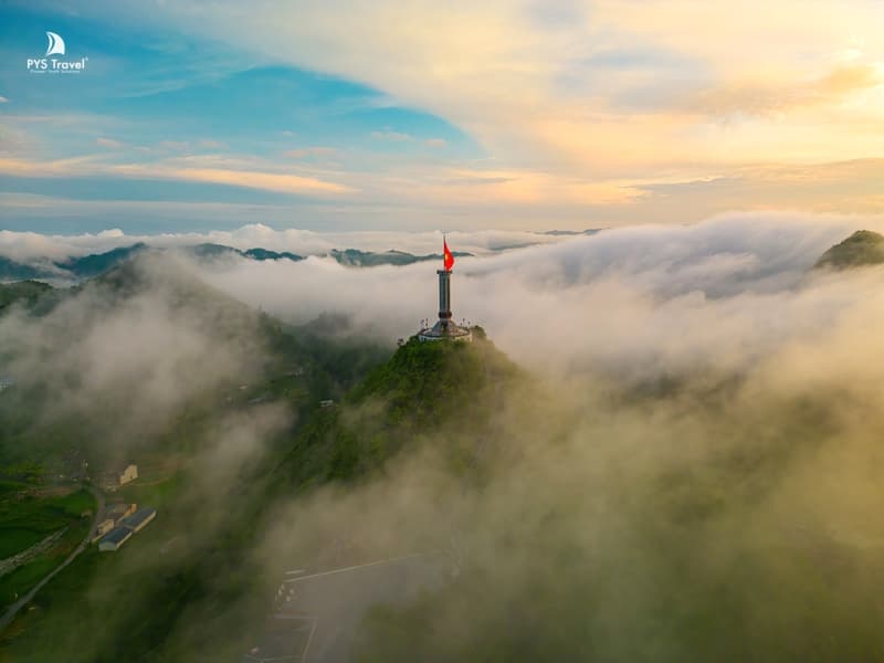 Cột cờ Lũng Cú Hà Giang Đỉnh cột cờ Lũng Cú với lá cờ đỏ sao vàng