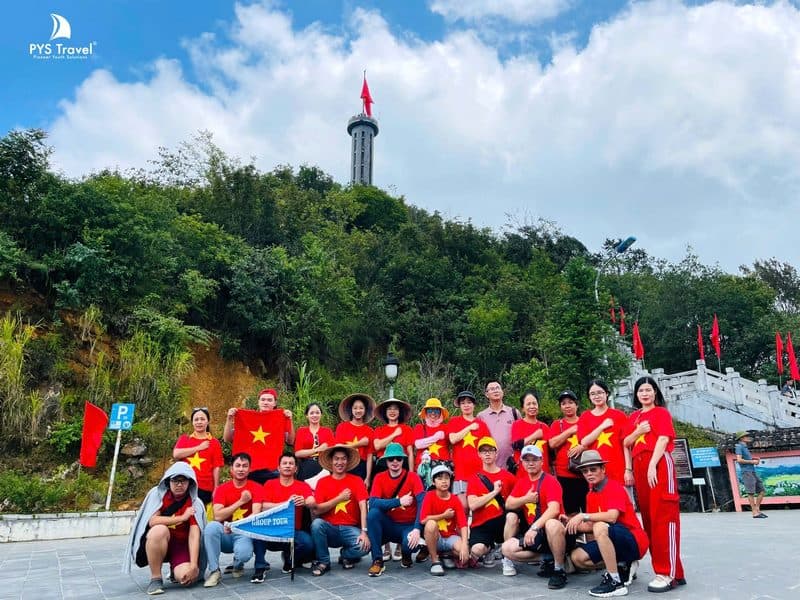Cột cờ lũng cú Hà Giang Du khách check-in tại Cột cờ lũng cú Hà Giang