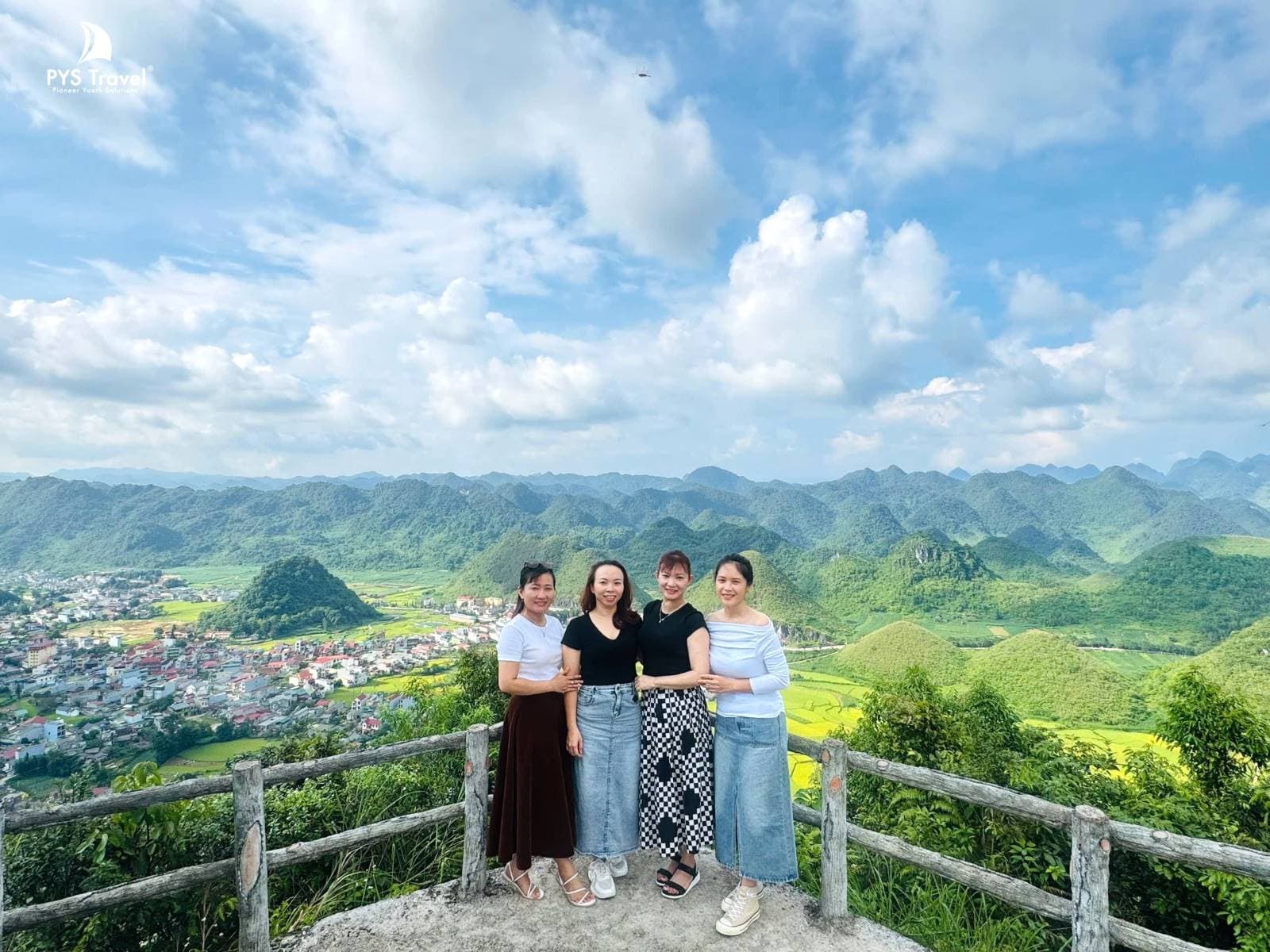 Núi Đôi Cô Tiên Hà Giang Du khách check-in Núi Đôi Cô Tiên Hà Giang