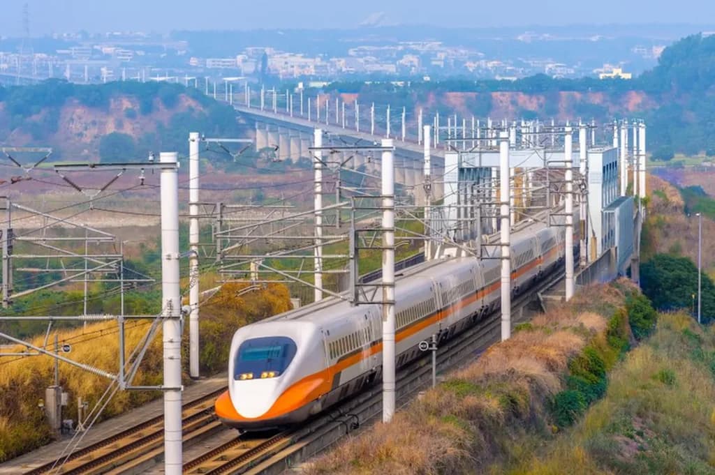 Tau-cao-toc-Dai-Loan-phuong-tien-di-chuyen-o-Dai-Bac-1024x681.webp
