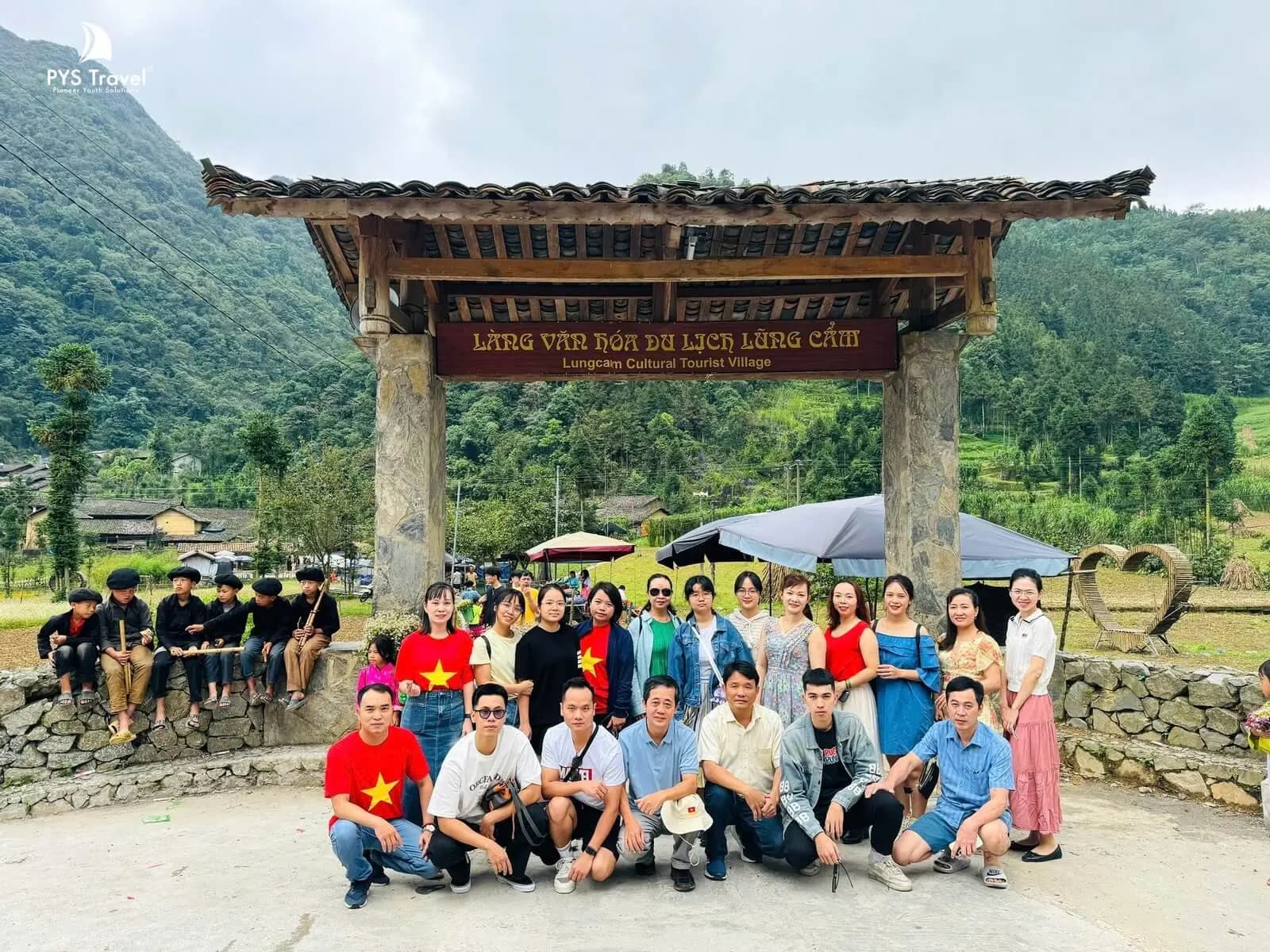 làng văn hóa Lũng Cẩm - Hà Giang chụp ảnh tại cổng làng văn hóa Lũng Cẩm