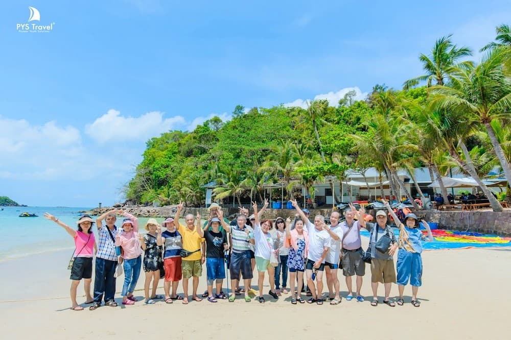 Check-in du lịch biển đảo Phú Quốc Du khách chụp ảnh check-in bên bờ biển Phú Quốc