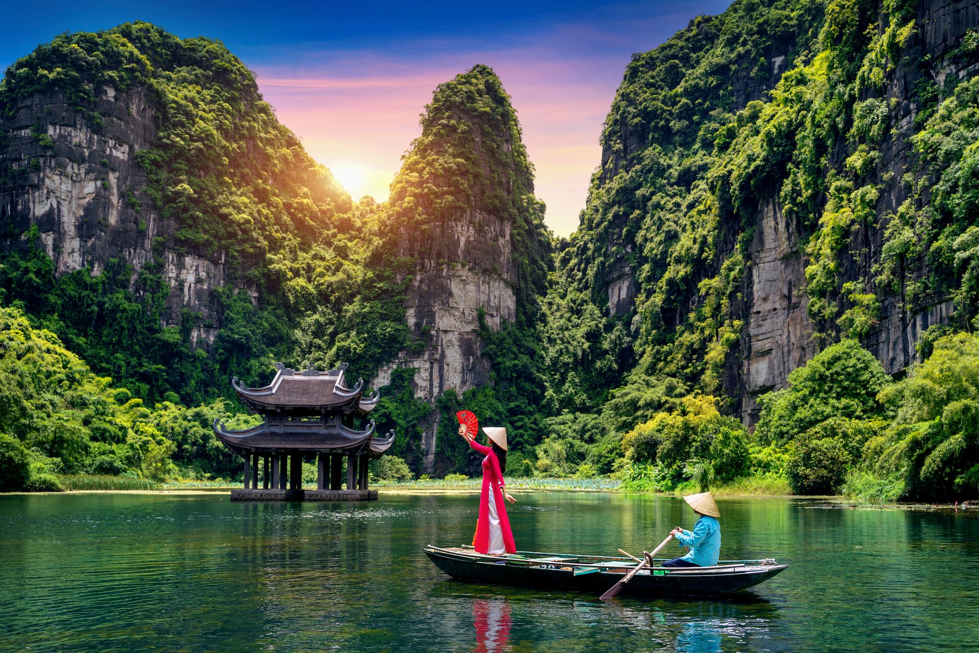 Trải nghiệm đi thuyền tham quan Ninh Bình Du khách ngồi thuyền du lịch Ninh Bình