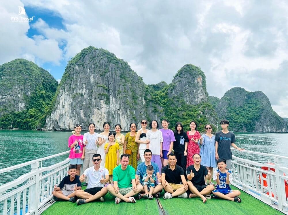Du ngoạn Vịnh Lan Hạ Cát Bà bằng tàu Du khách check-in trên tàu du lịch Cát Bà