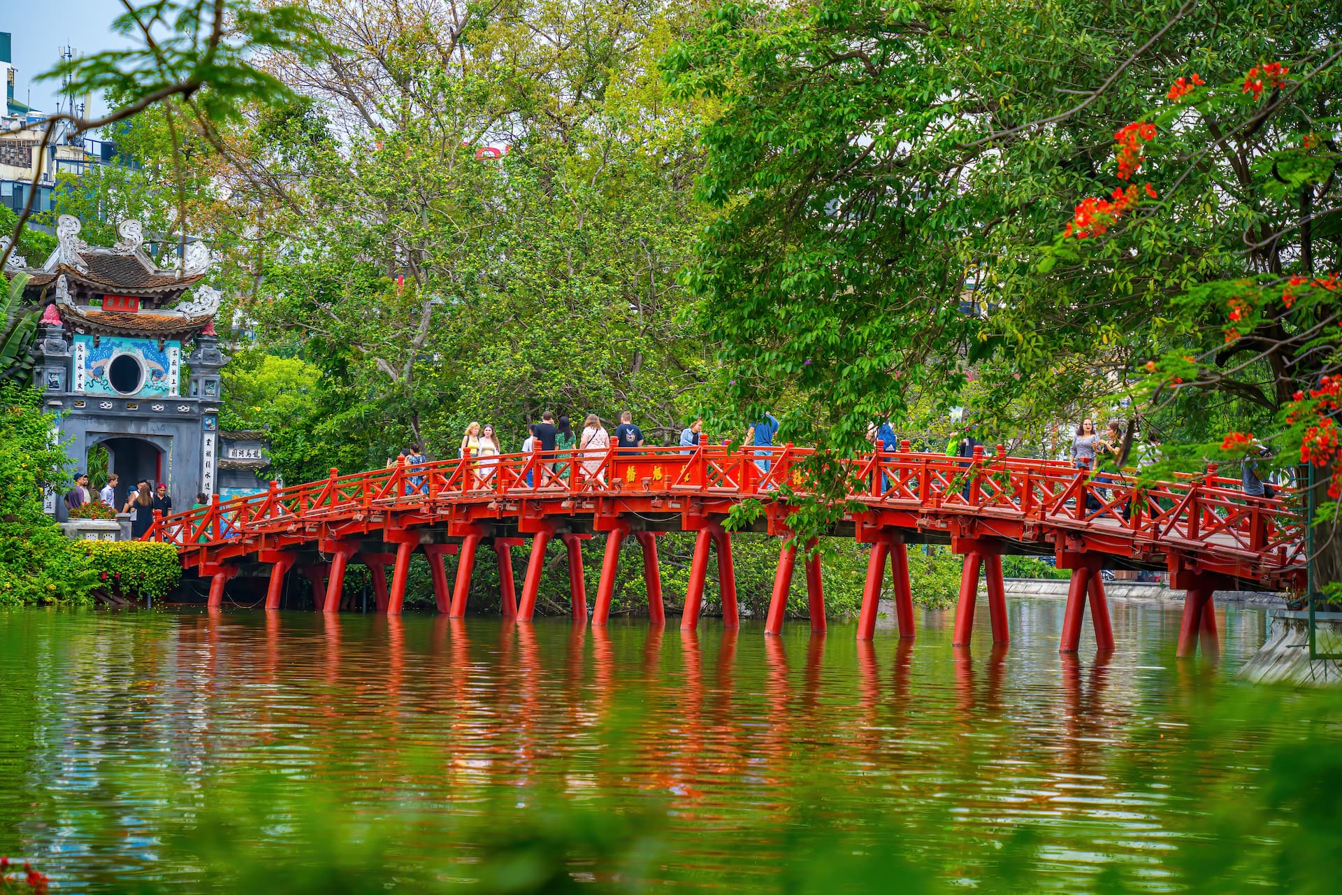 Cầu Thê Húc Đền Ngọc Sơn Hà Nội Cầu Thê Húc sơn đỏ uốn lượn nối bờ Hồ Hoàn Kiếm