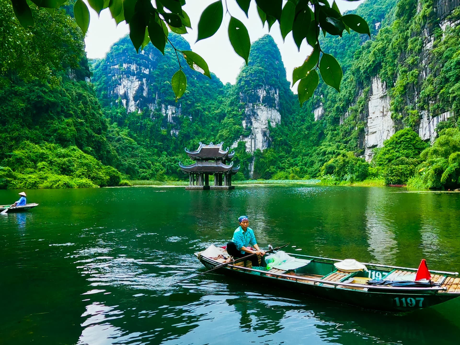 Tràng An Ninh Bình Trải nghiệm ngồi thuyền xuôi dòng sông tại Tràng An