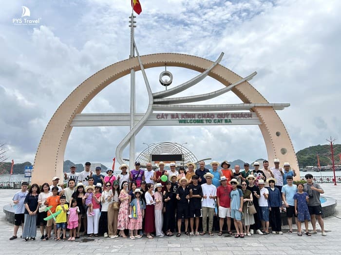 Cổng chào khu du lịch Cát Bà Du khách check-in trước Cổng chào vào Cát Bà
