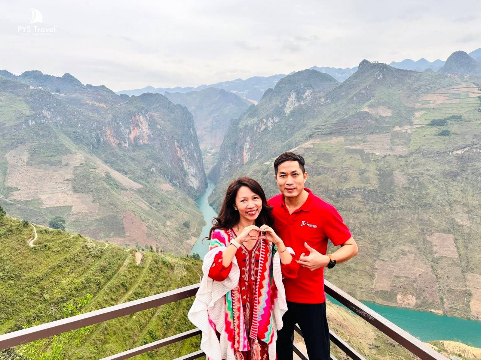 đèo Mã Pí Lèng Hà Giang Du khách check-in tại điểm dừng chân trên đỉnh đèo Mã Pí Lèng