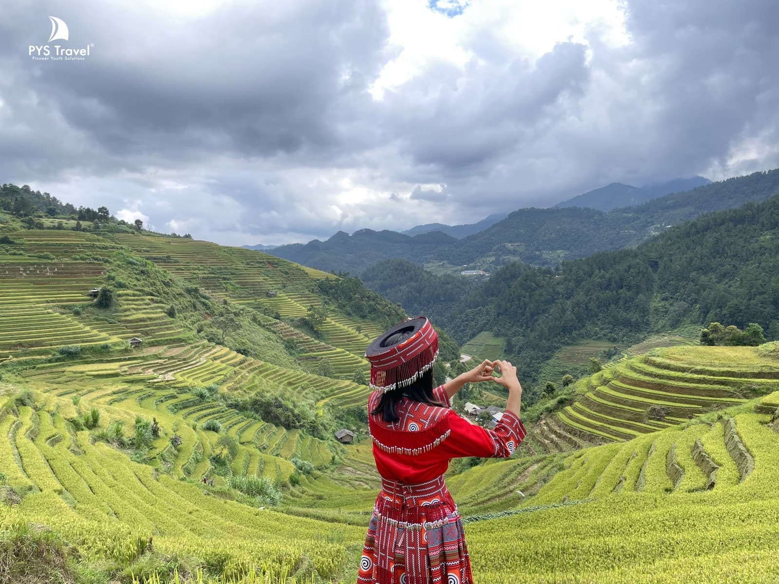 Ruộng bậc thang Mù Cang Chải mùa lúa chớm chín Du khách ngắm nhìn vẻ đẹp ruộng bậc thang Mù Cang Chải