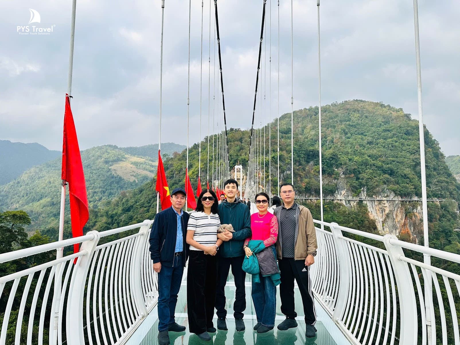 Cầu kính Bạch Long Mộc Châu Du khách check-in tại cầu kính Bạch Long