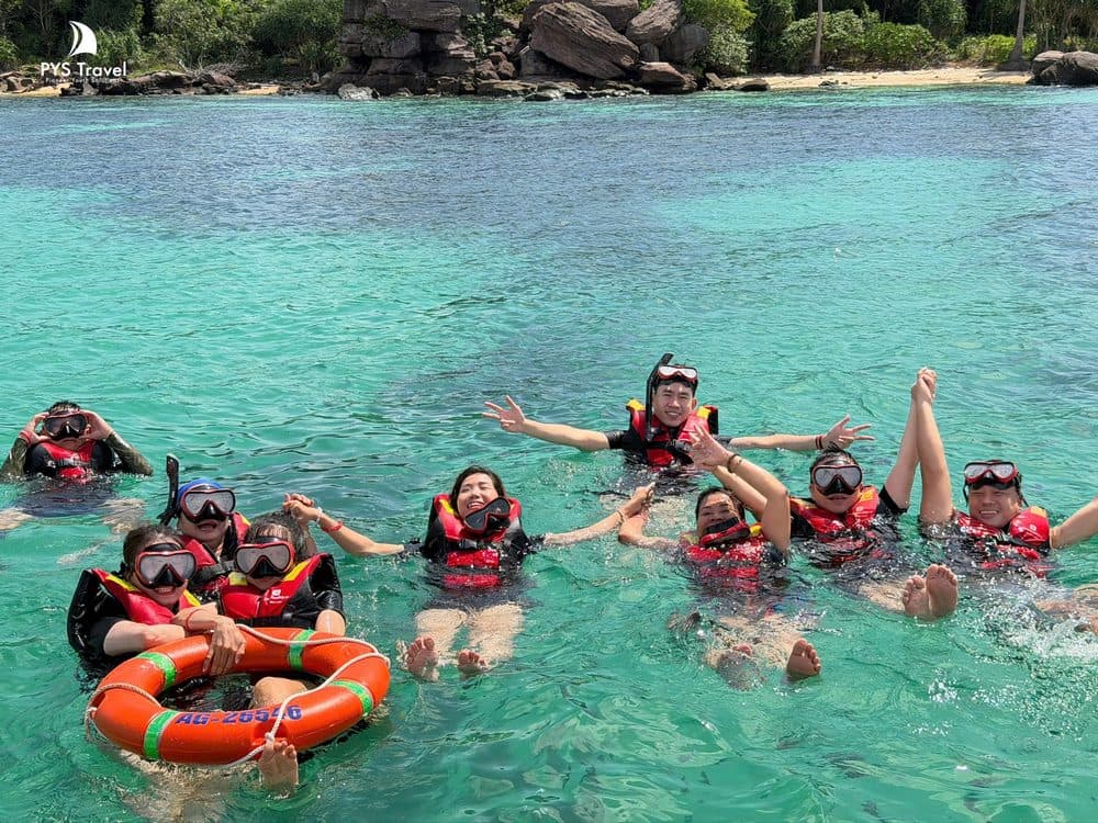 Du lịch Phú Quốc Du khách PYS Travel tắm biển Bãi Dài Phú Quốc