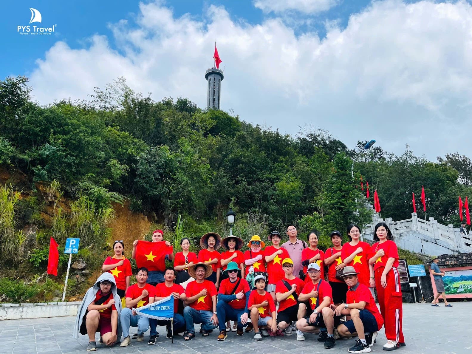 Cột cờ Lũng Cú Hà Giang Du khách check-in ở chân cột cờ lũng cú