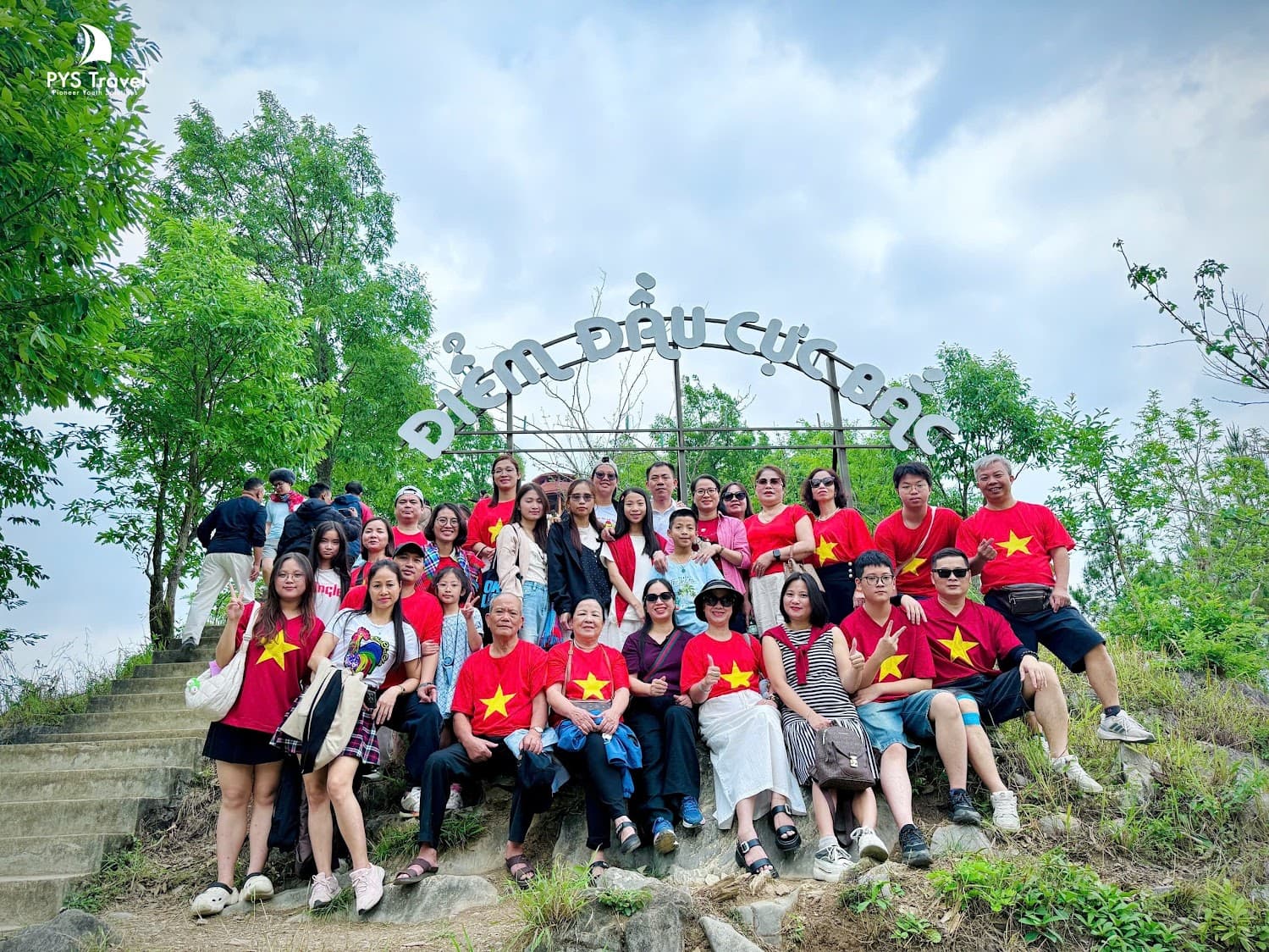 Mốc cực Bắc Hà Giang Du khách check-in tại Mốc cực Bắc