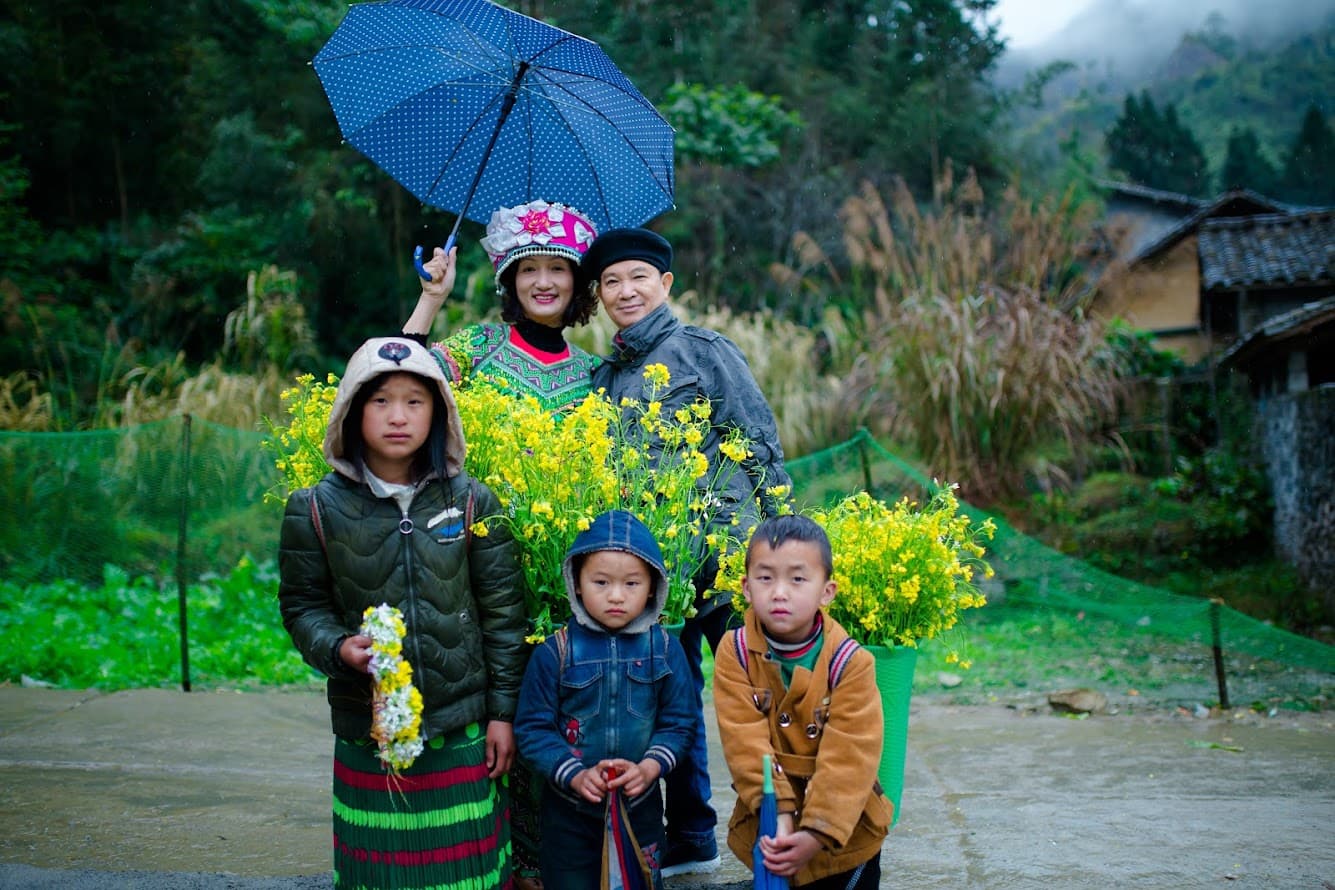 Du lịch Hà Giang Du khách chụp ảnh cùng người dân tại Hà Giang
