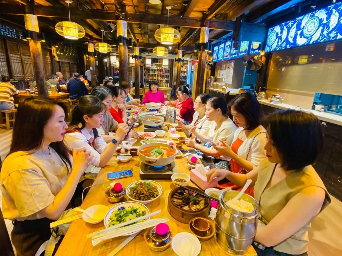tiec-ban-dai-o-Mieu-Trai-3-jpg.webp