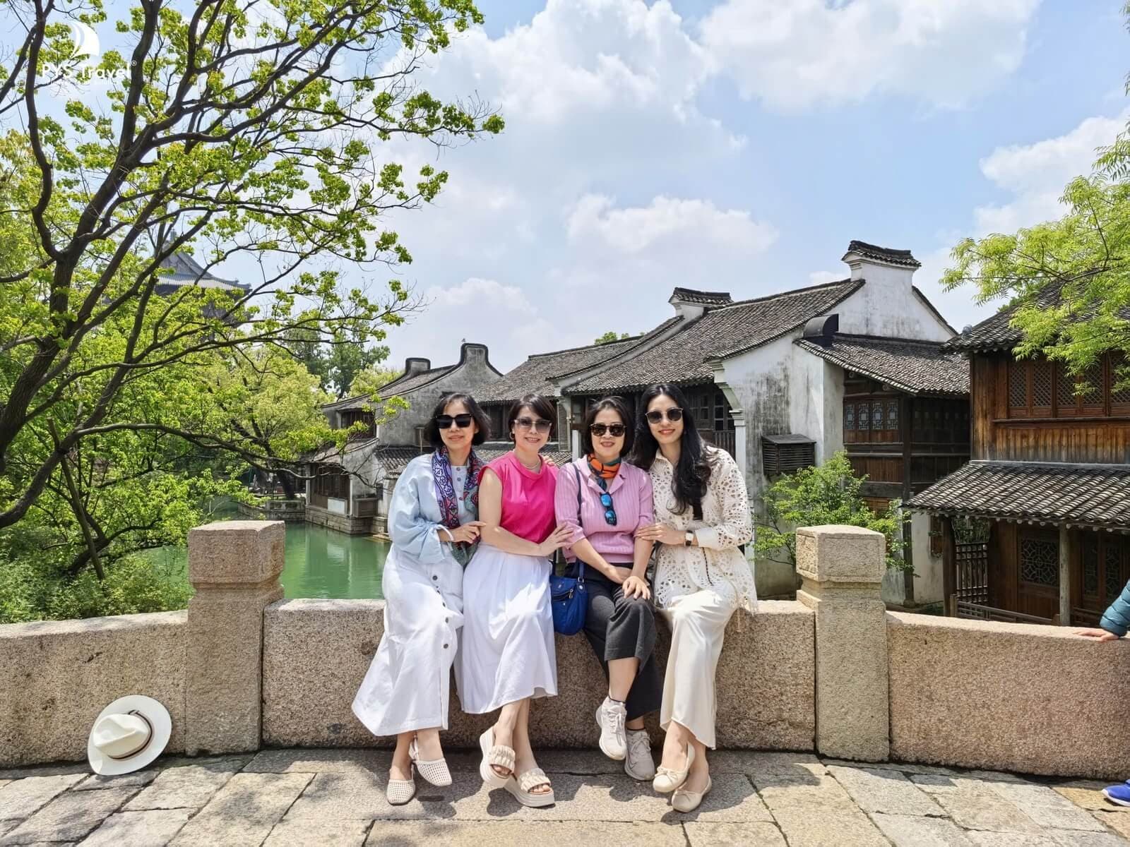 Ô Trấn cổ kính Du khách check-in tại Ô Trấn