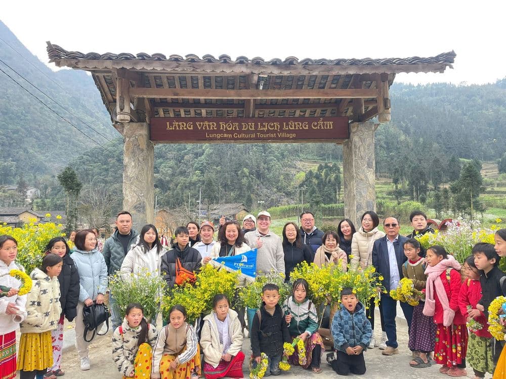 Làng văn hóa Lũng Cẩm Hà Giang Đoàn khách PYS Travel ghé Làng văn hóa Lũng Cẩm