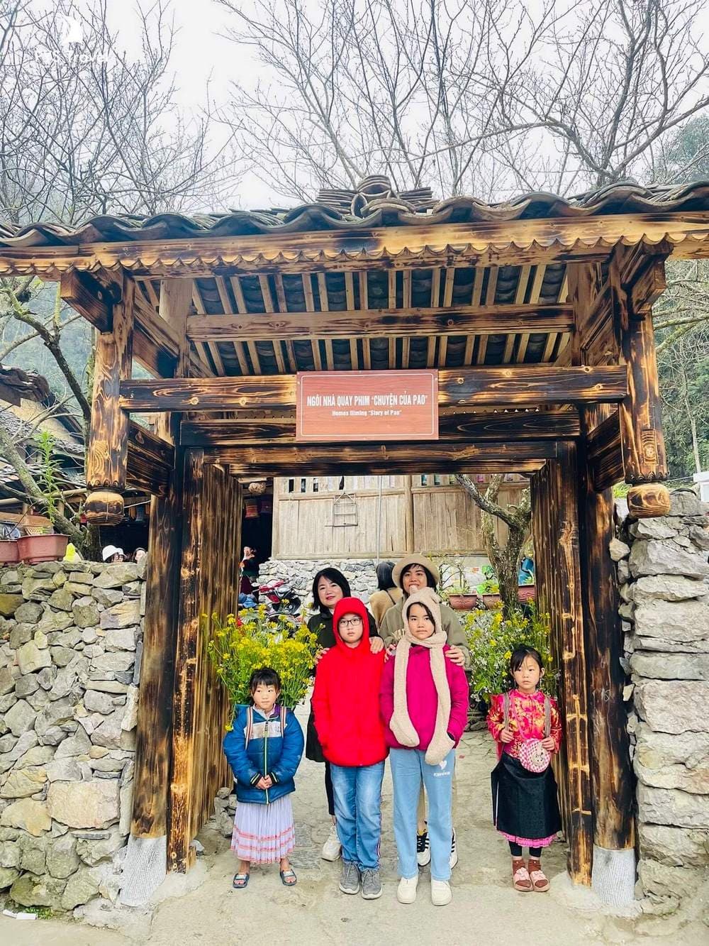 Nhà của Pao Hà Giang Du khách PYS Travel chụp ảnh tại nhà của Pao