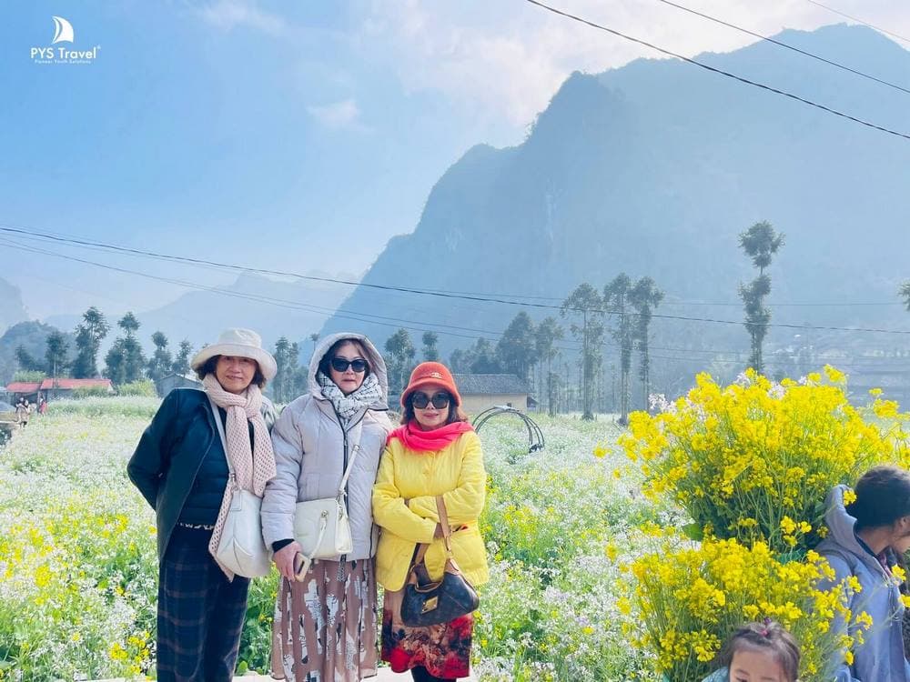 Mùa hoa cải Hà Giang tháng 12 Du khách chụp ảnh hoa cải Hà Giang