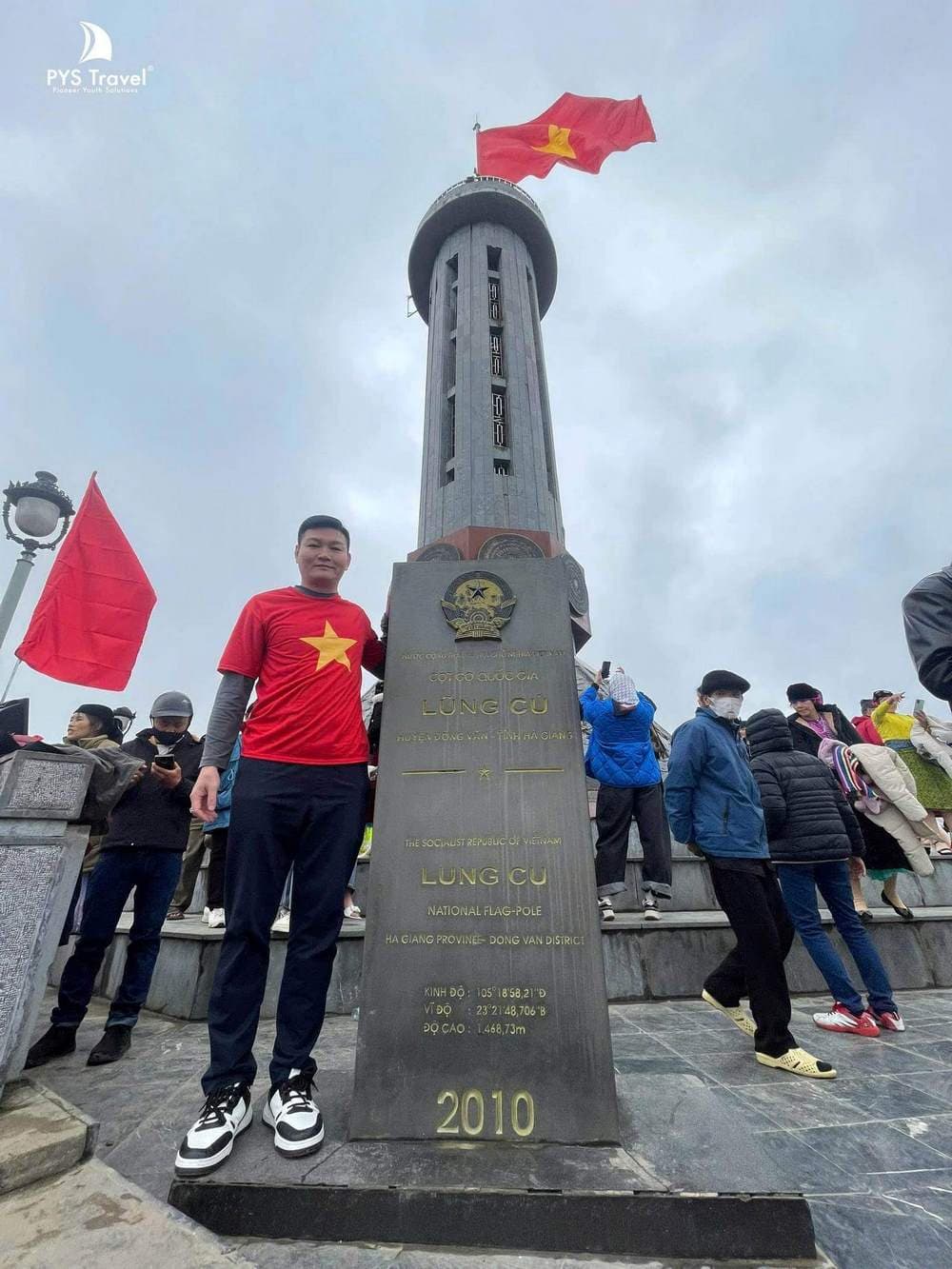 Cột cờ Lũng Cú Hà Giang Du khách PYS Travel chụp ảnh cột cờ Lũng Cú 2/9