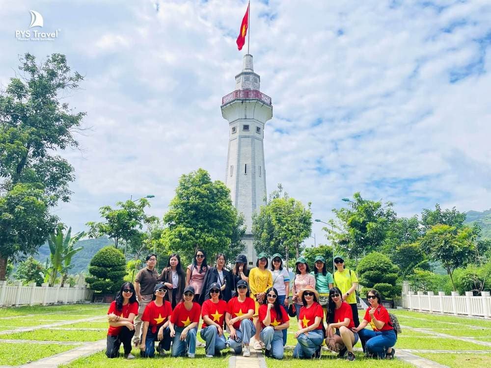 cột cờ Lũng Pô đoàn khách check-in tại cột cờ Lũng Pô