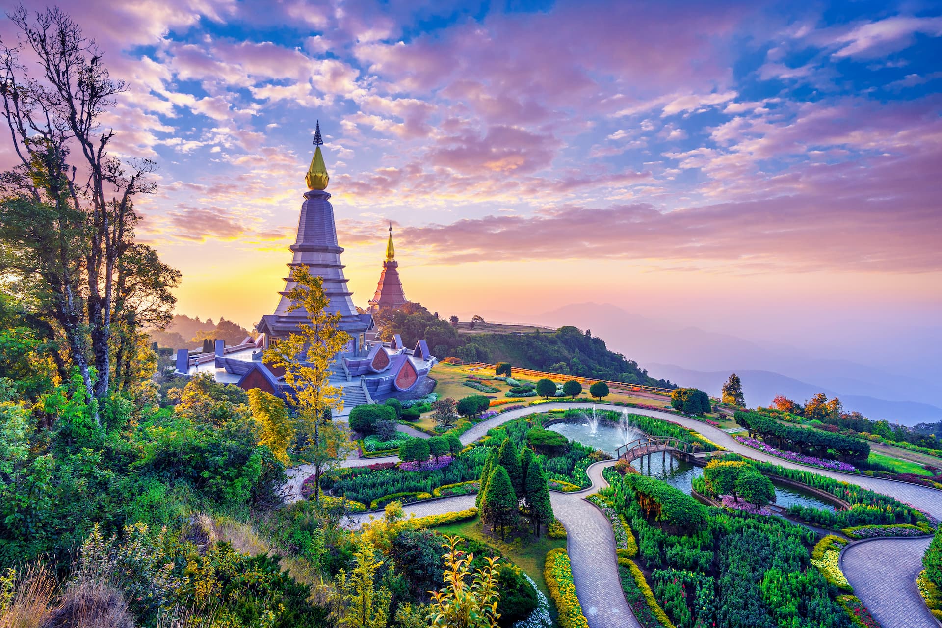 Chiang Mai Thái Lan tháng 11 landmark-pagoda-doi-inthanon-national-park-chiang-mai-thailand.jpg