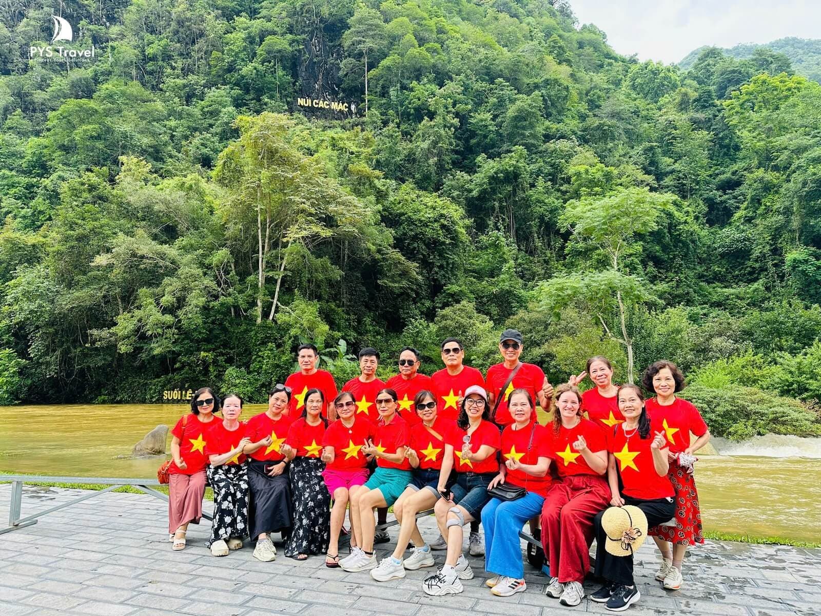 Du khách check-in tại Cao Bằng Tour du lịch Cao Bằng Ba Bể