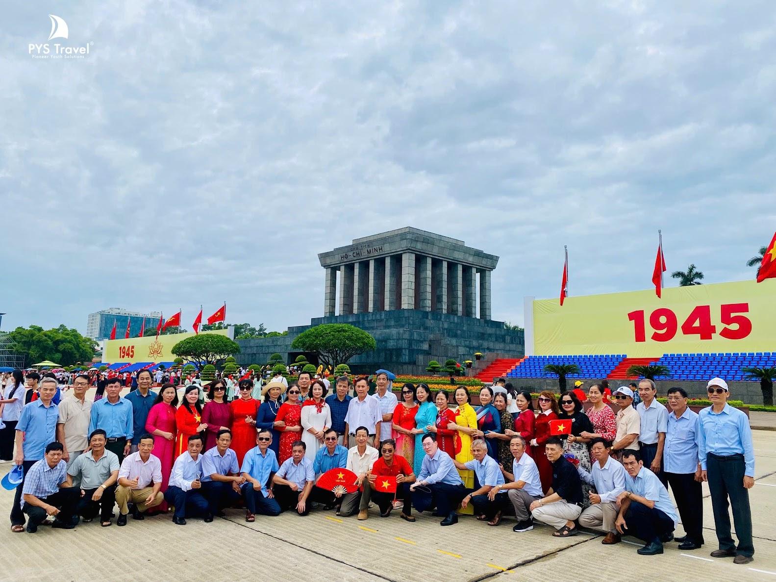 Lăng Chủ tịch Hồ Chí Minh Khách PYS Travel tham quan Lăng Chủ tịch Hồ Chí Minh