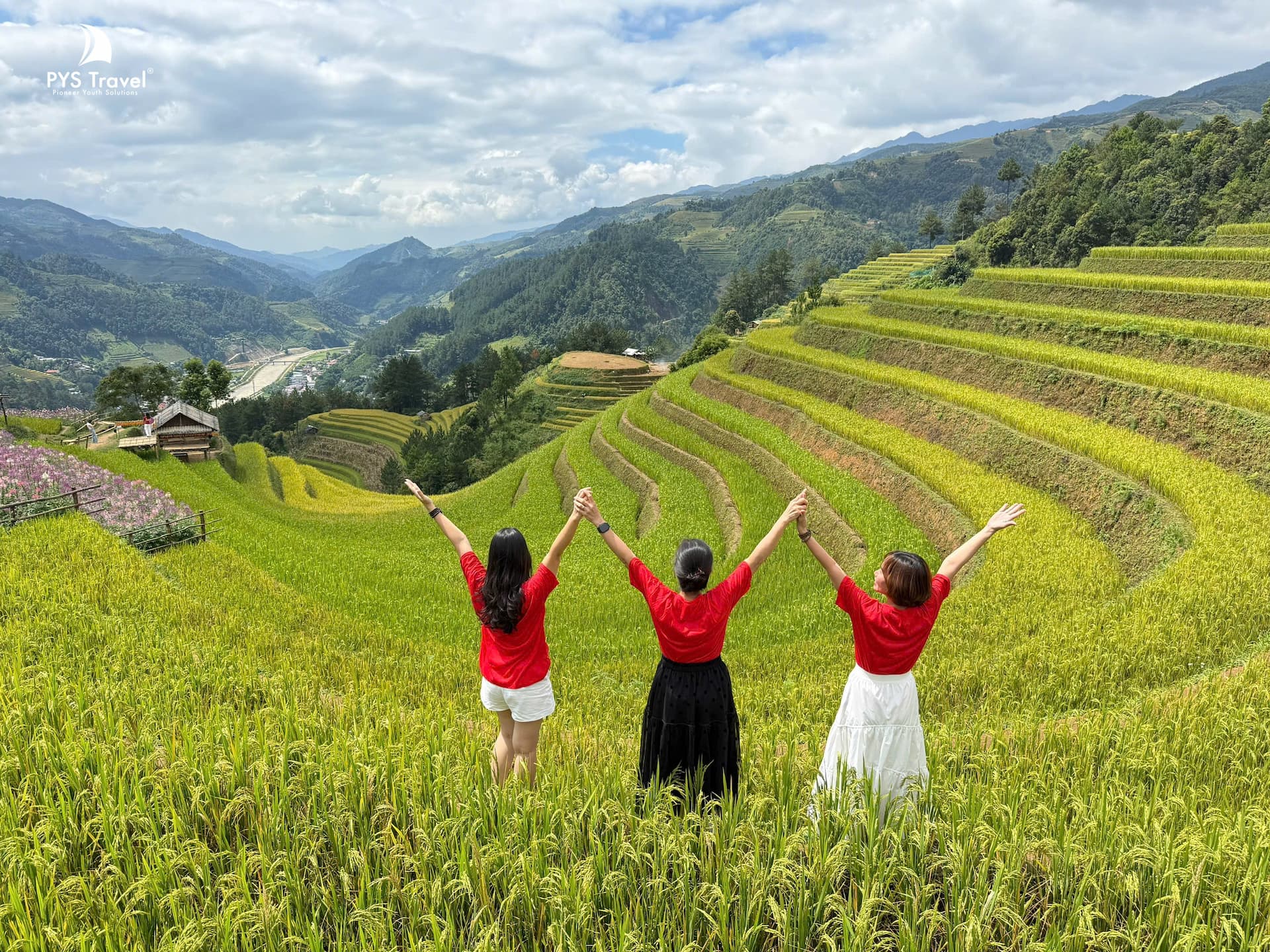 Du khách PYS Travel check-in giữa ruộng bậc thang Mù Cang Chải Mù Cang Chải mùa lúa chín