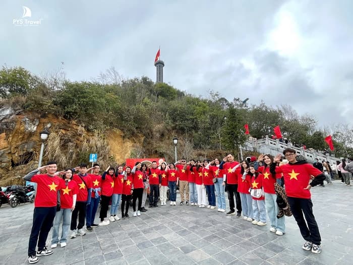 Cột cờ Lũng Cú Hà Giang Du khách check-in trước Cột cờ Lũng Cú Hà Giang