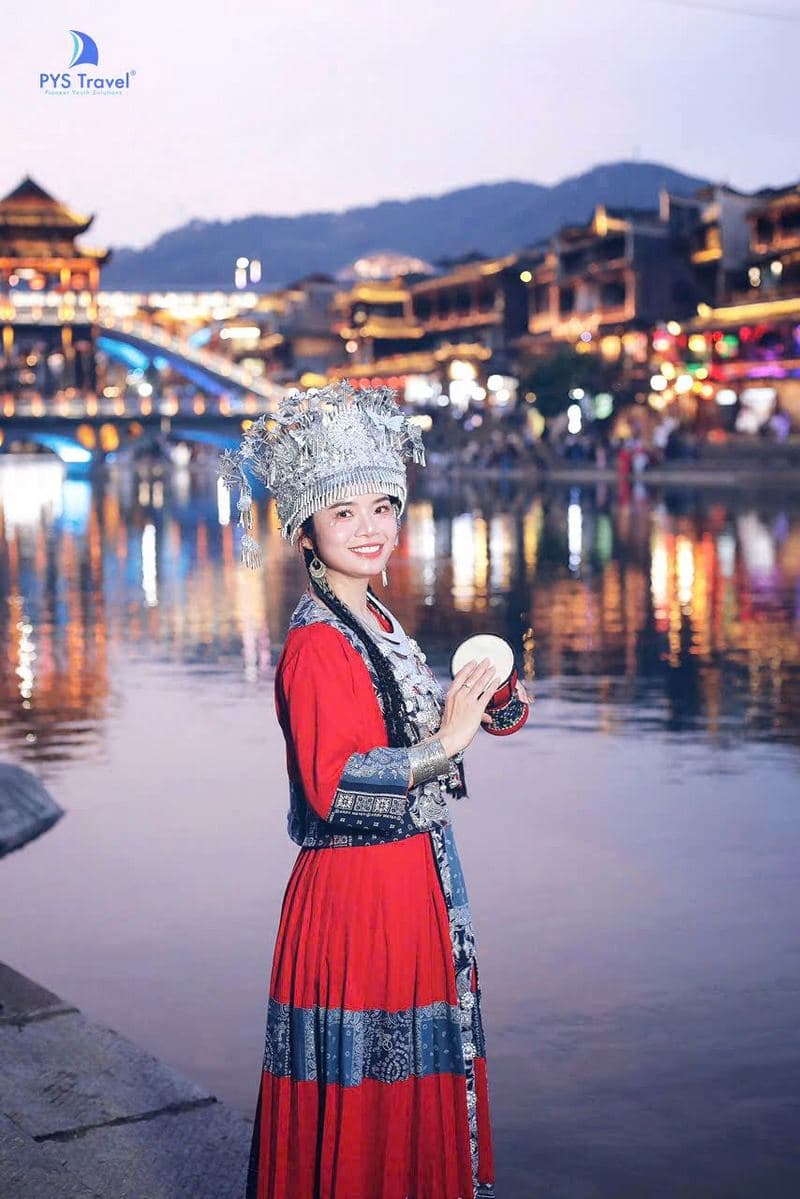 Du khách chụp ảnh tại phố cổ Phượng Hoàng Du khách PYS Travel chụp ảnh tại phố cổ Phượng Hoàng