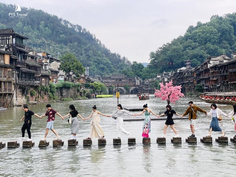 Đoàn PYS Travel chụp ảnh tại cầu Đá Nhảy Phượng Hoàng cổ trấn Đoàn PYS Travel chụp ảnh tại cầu Đá Nhảy Phượng Hoàng cổ trấn