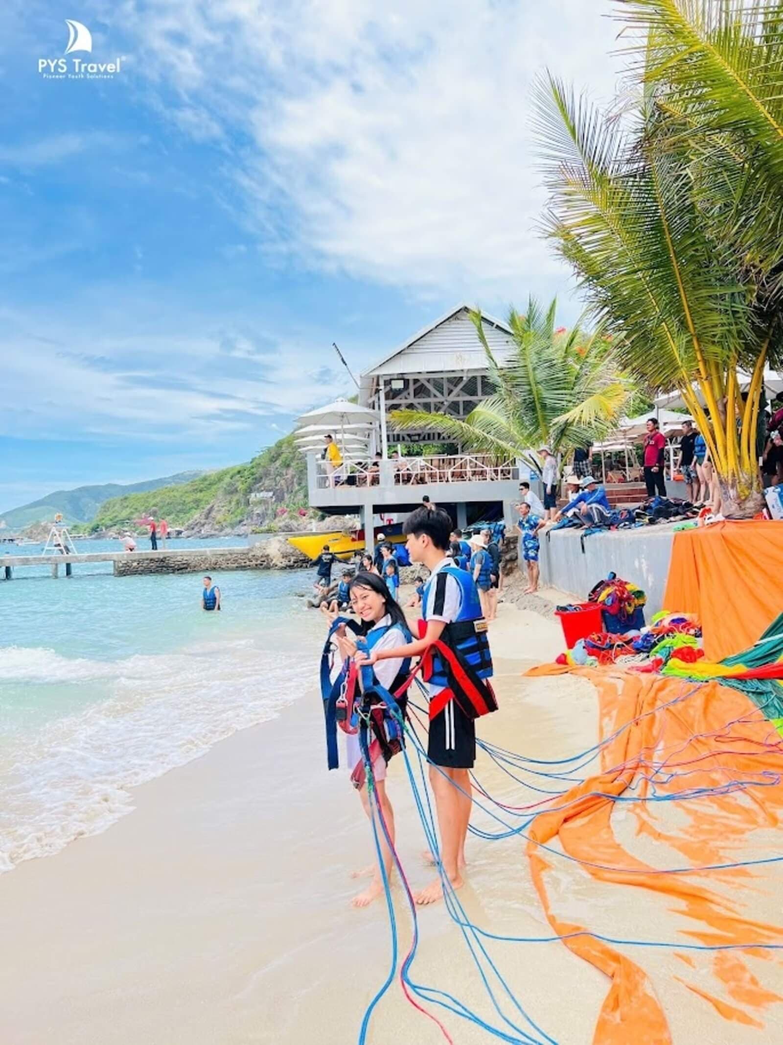 Du khách của PYS Travel khi tham gia trò chơi dù lượn