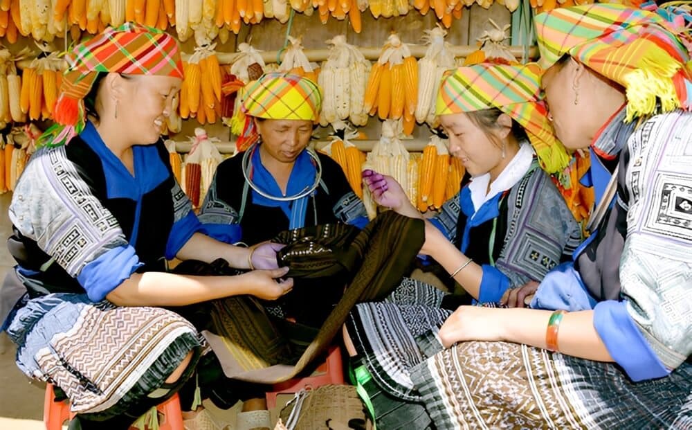 Nghề dệt thổ cẩm truyền thống của phụ nữ Mù Cang Chải