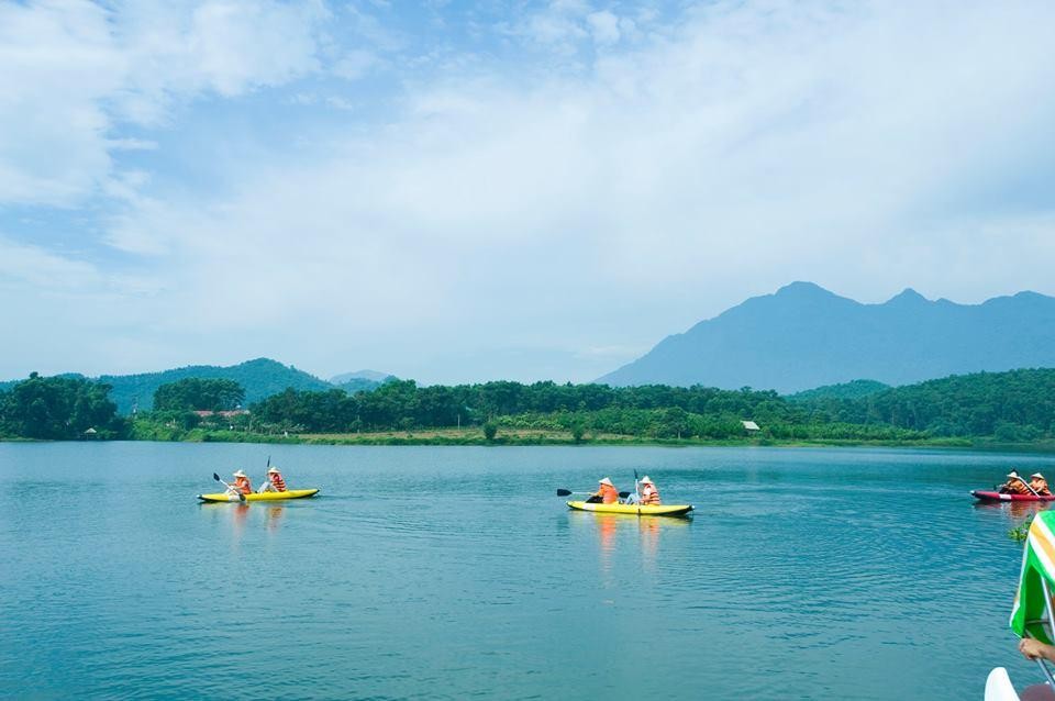 Chèo thuyền kayak là một trong những hoạt động không nên bỏ qua khi đến Tản Đà Resort