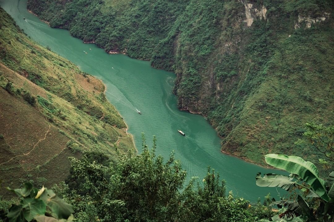 vẻ đẹp của dòng sông Nho Quế mang màu lục bảo